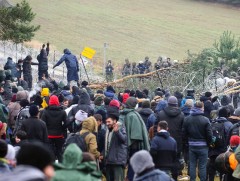 Польшийн хил дээр гацсан цагаачдад хүмүүнлэгийн тусламж илгээлээ