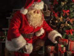 Санта Клаус хар, цагаан хувцастай байжээ