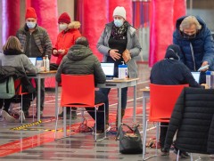 Канад улс дархлаажуулалтад хамрагдаагүй иргэддээ эрүүл мэндийн татвар ногдуулна 