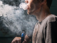 Тамхи татдаг COVID-19-тэй өвчтөнүүдийн шинж тэмдгийн ачаалал тамхи татдаггүй хүмүүсийнхээс илүү ба..