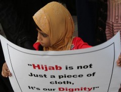 Энэтхэгийн сургуулиудад хижаб өмсөхийг хоригложээ