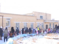 Цэцэрлэгт хүүхдээ бүртгүүлэх гэсэн эцэг, эхчүүд урт дараалалд зогсож байна