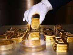 Алтны үнэ дээд цэгтээ хүрч, Токиогийн үнэт эдлэлийн дэлгүүрүүдийг зорих үйлчлүүлэгчид олшров