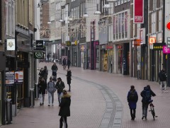 Европын орнууд цар тахлын эсрэг хязгаарлалтаа цуцалж байна 