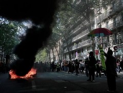 Хөдөлмөрчдийн эв санааны нэгдлийн өдрөөр  Парист жагсаал болов 