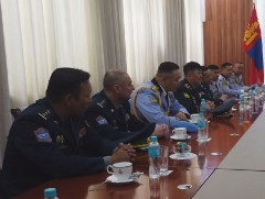 Энхийг сахиулах ажиллагаанд үүрэг гүйцэтгэж байхдаа амиа алдсан хилчин дайчны гэр бүлд хүндэтгэл ү..