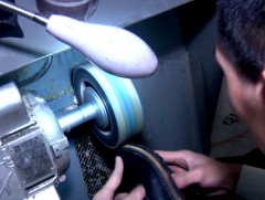 Э.Энхмөнх 300 орчим арьсан гутал хийж, гарааны бизнесээ эхлүүлжээ