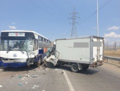 Нийтийн тээврийн автобус, том оврын машинтай мөргөлдөж нэг хүн нас барлаа