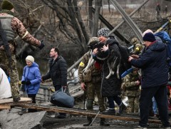 Бүслэлтэд байгаа Мариуполь хотын гангийн үйлдвэрээс иргэдийг нүүлгэн шилжүүлж байна 
