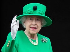 Платинум ойн арга хэмжээний сүүлийн өдөр Хатан хаан Элизабет цугласан олонтой мэндчилэв 