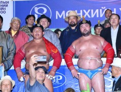 Баяр наадмын сорилго барилдаанд улсын харцага Б.Бат-Өлзий түрүүлж, улсын арслан Э.Оюунболд үзүүрлэ..