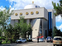 Чингис хаан музейн нүүрэн талд их хаадын тамгыг байрлуулахдаа хоорондын зайг ижил хэмжээнд бариагү..