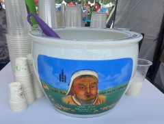 Төв цэнгэлдэх хүрээлэнгийн асруудад айраг литр нь 8000 төгрөгийн үнэтэй байна