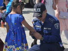 Бага насны хүүхэд төөрөхөөс сэргийлж гарт нь тууз зүүж байна