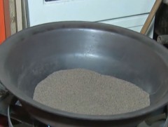 С.Түдэвванчигийн гэр бүл уламжлалт монгол аргаар арвайн гурил үйлдвэрлэж байна 