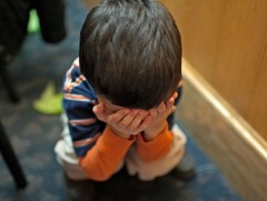 Хүүхдийг нь зодож, үйлдлээ нуун дарагдуулсан багшид гомдол гаргажээ