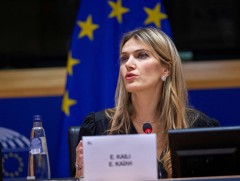 Европын холбооны парламентын дэд ерөнхийлөгчийг албан тушаалаас нь түдгэлзүүлжээ