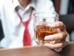 Улсын хэмжээнд архинд донтох эмгэг эрс нэмэгдэж байгааг анхаарууллаа