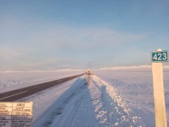 Замын нарийссан хэсгийн цасыг авто ачигчаар цэвэрлэж, хөдөлгөөний аюулгүй байдлыг хангаад байна