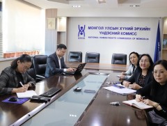 Олон Улсын Үйлчилгээ байгууллагын захирал Тесс МакЭвойтой хүний эрх хамгаалагчийн асуудлаар санал ..
