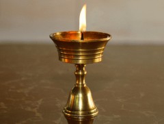 Зул, хүж, арц асаахдаа үл шатах зүйл дээр байрлуулахыг анхааруулав 