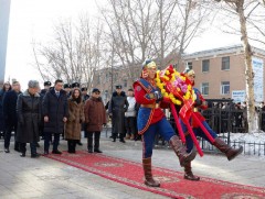 Нийслэлийн хоёрдугаар сургуульд байрлах Д.Сүхбаатарын хөшөөнд цэцэг өргөж, хүндэтгэл үзүүлжээ