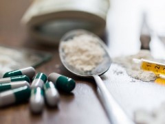 Хар тамхи, сэтгэцэд нөлөөт бодис архинаас 60 дахин илүү донтуулдаг