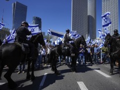 Израилд жагсагчид нисэх буудлын замыг хаасныг цагдаа, хүчнийхэн тараажээ 