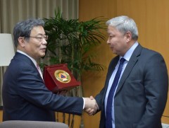 Төлөөлөгчдийг Гамшгаас хамгаалах төрийн захиргааны төв байгууллагын сайд Тани Койчи хүлээн авч уул..
