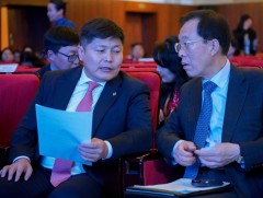 Х.Нямбаатар сайдын урилгаар ирсэн Ли Сог Ён төрийн албан хаагчдад лекц уншлаа