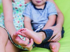 Хүүхдийн хөлийн ул хэт хавтгайрснаар тэнцвэр алдагдалд хүргэдэг 