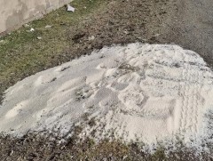 Байрны хажууд аммиакийн шүү асгарсан байсныг цэвэрлүүллээ 