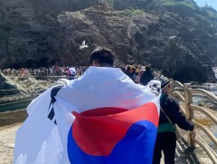 Япон улс, БНСУ-ын хууль тогтоогч харьяаллын маргаантай Такешима аралд очсоныг эсэргүүцэв 