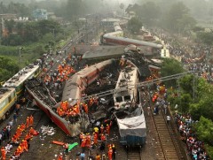 Энэтхэгт болсон галт тэрэгний ослын шалтгааныг мөрдөн шалгаж эхлэв
