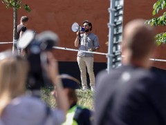 Исламын шашинтнууд Шведэд коран судар шатаасныг эрс эсэргүүцэв  