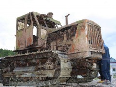 Хөвсгөл нуурын гүнд 55 жил болсон шатахуунтай тракторыг гаргалаа