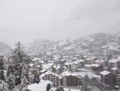 Швейцарийн Зерматт хотод цас оржээ