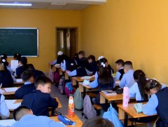 Гуравдугаар ээлжид хичээллэж байгаа багш 13 цаг ажиллаж байна