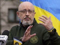 Украины батлан хамгаалахын сайдыг албан тушаалаас нь чөлөөлжээ