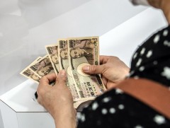 Японы иенийн ам.доллартой харьцах ханш сүүлийн нэг жилийн хамгийн доод цэгт хүрч сулрав