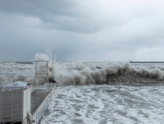 Шуурганы улмаас Хар тэнгисийн орчимд хагас сая хүний цахилгааны хэрэглээ тасалджээ 