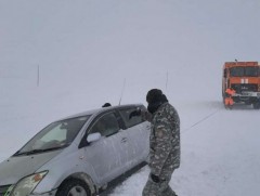 ОБЕГ: Цасанд суусан таван автомашиныг татан гаргаж, 11 иргэний аюулгүй байдлыг хангалаа