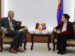 Холбооны Бүгд Найрамдах Герман Улсаас Монгол Улсад суугаа Онц бөгөөд Бүрэн Эрхт Элчин сайд ноён Хэ..