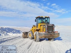 Олон улс, улсын чанартай авто замуудын зорчих хэсэгт нягтарсан цасыг цэвэрлэх ажил хийгдэж байна