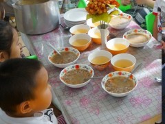 Цэцэрлэгийн хүүхдүүд нэг усны мөнгөөр өдөрт дөрвөн удаа хооллож байна