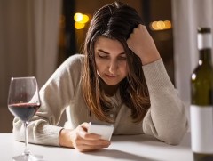 Эрдэмтэд улаан дарс уусны дараа толгой өвддөг шалтгааныг олжээ