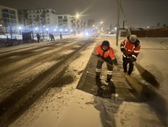 Гудамж, замын цасыг цэвэрлэж байна 