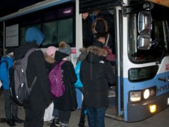 Иргэд 30-40 минут автобус хүлээж байна