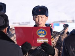 Хугацаат цэргийн алба хаагчид цэргийн тангараг өргөж байна