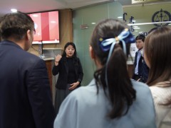 Ахлах ангийн сурагчид Улсын дээд шүүхийн үйл ажиллагаатай танилцав